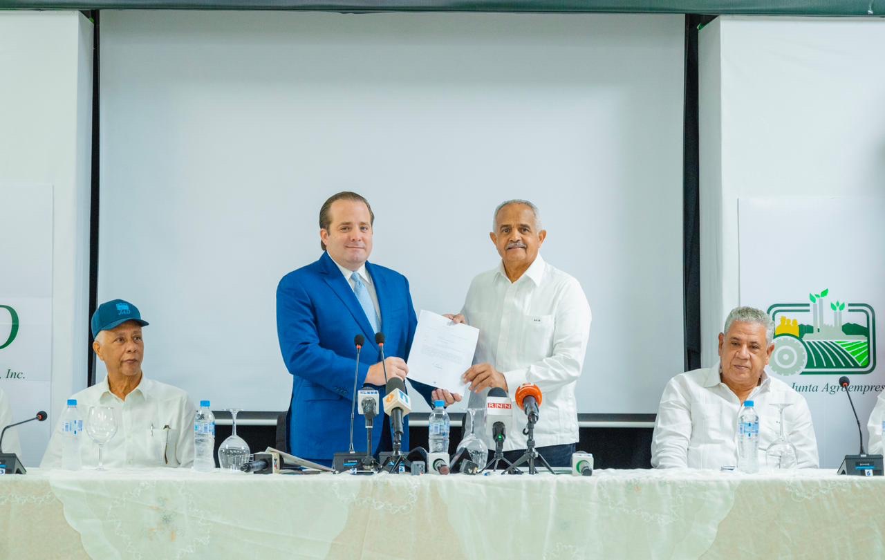 Ministro Paliza entrega fondos para equipar laboratorio sector agropecuario