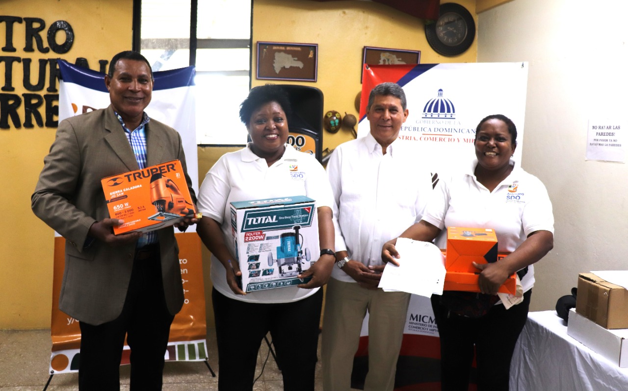 FODEARTE realiza entrega de herramientas a la Asociación de Artesanos de Santo Domingo Oeste