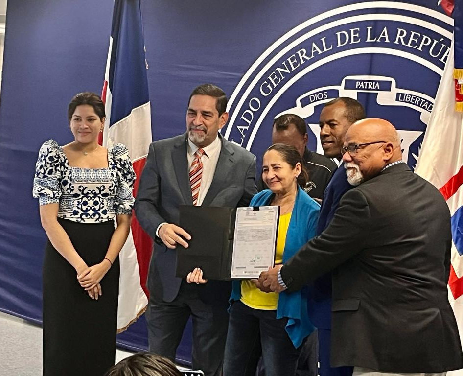 Entregan títulos de propiedad a dominicanos residentes en EEUU