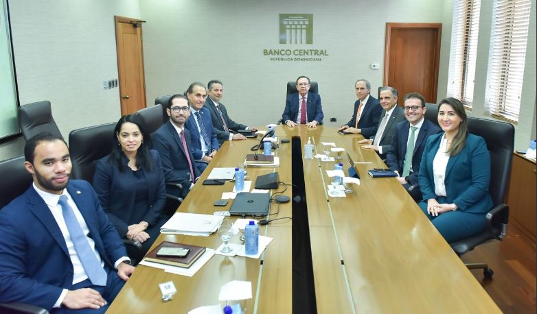 Valdez Albizu se reunió con una delegación internacional del Citibank