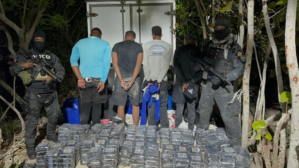 Tres dominicanos y un venezolano apresados durante decomiso de drogas en La Altagracia