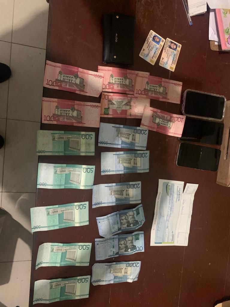 Apresados tres presuntos estafadores trataron cambiar cheque falso por 95,800 pesos en Monte Cristi