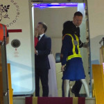 macron-y-su-esposa-en-avion