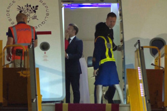 macron-y-su-esposa-en-avion