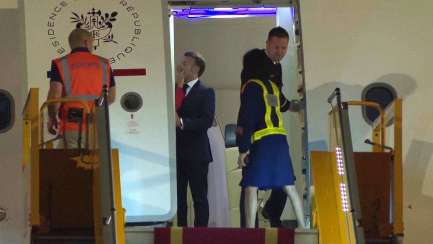 macron-y-su-esposa-en-avion